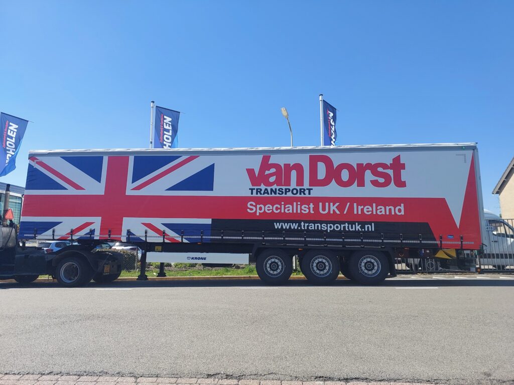 Voorzien van antidiefstalvoorziening De nieuwe transportzeilen zijn full-colour geprint door Printable en vervolgens in onze eigen productie geconfectioneerd. Daarbij zijn de zeilen voorzien van een antidiefstalsysteem, wat extra veiligheid biedt tijdens transport en stilstand. Door deze combinatie van kwaliteit, veiligheid en uitstraling beschikt Van Dorst over een duurzame oplossing voor dagelijks gebruik.